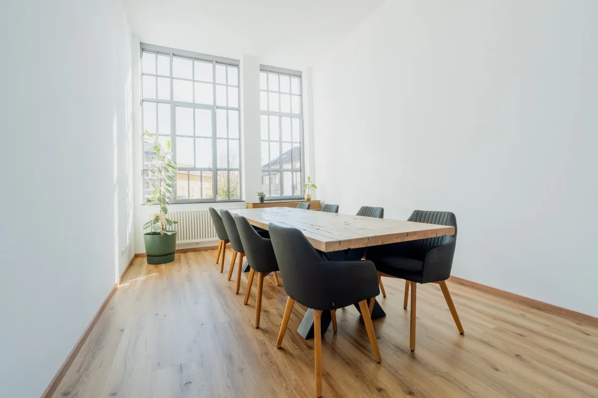 Noch ein Platz für gute Ideen: großer Tisch, viel Licht