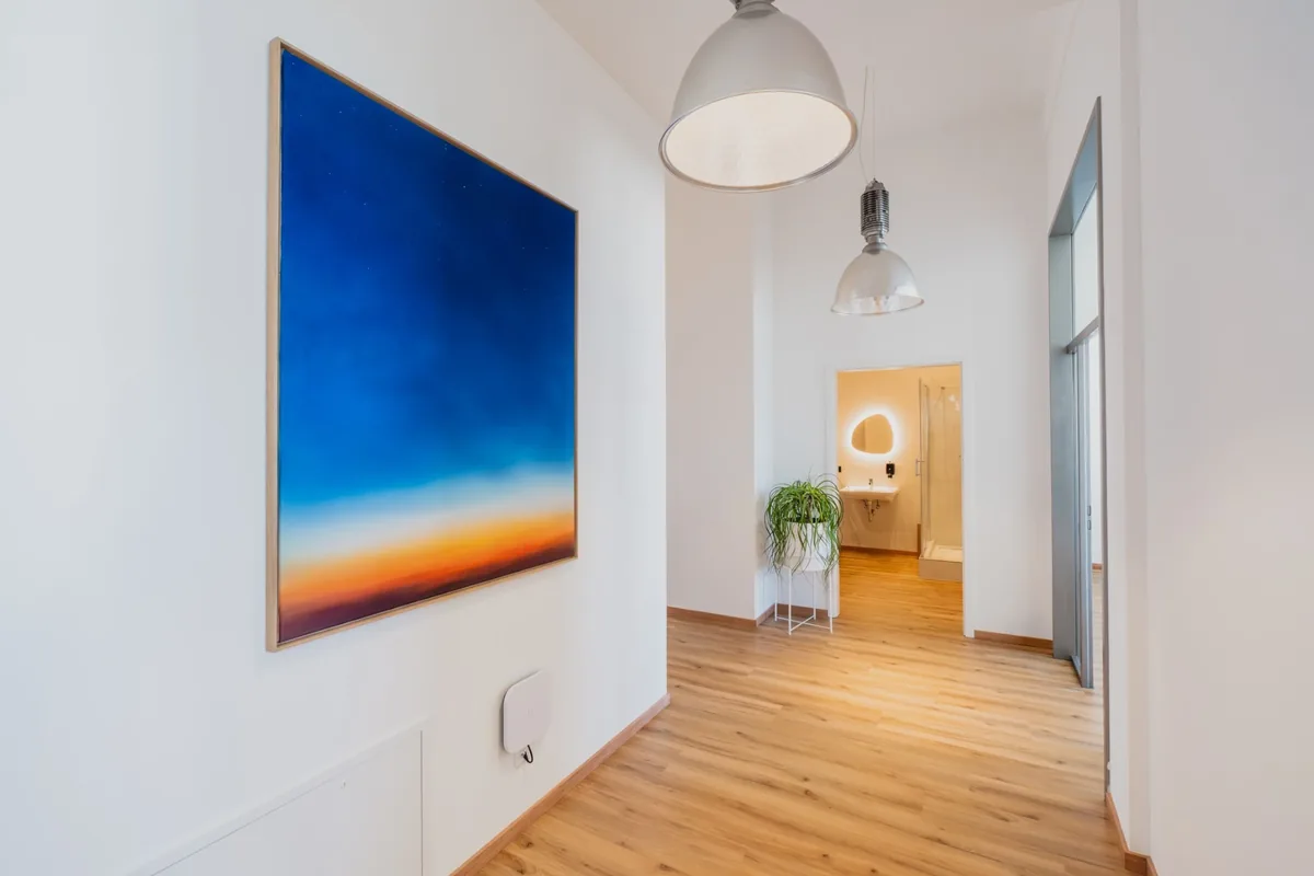 Der lange Flur: links Kunst, rechts wird gearbeitet