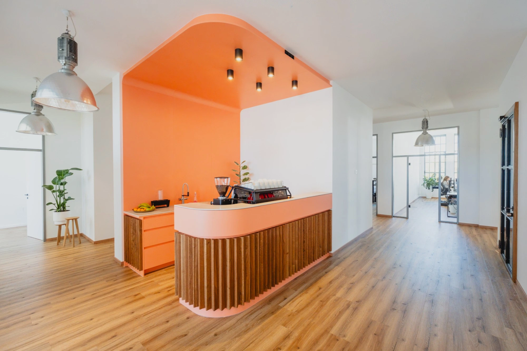 Die Kaffeebar im Buero der Agentur zwetschke mit oranger Wand