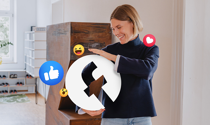 Kollegin hält das Facebook-Zeichen in den Händen