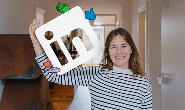 Kollegin hält das LinkedIn-Zeichen in den Händen