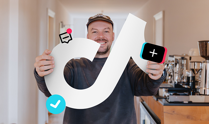 Kollege hält das TikTok-Zeichen in den Händen