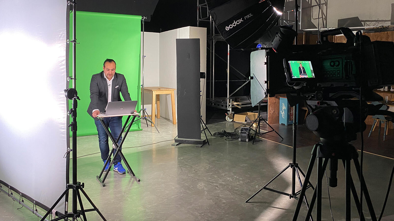 Vor dem Screenscreen für die "Tagungsschau" innerhalb der Tagung.