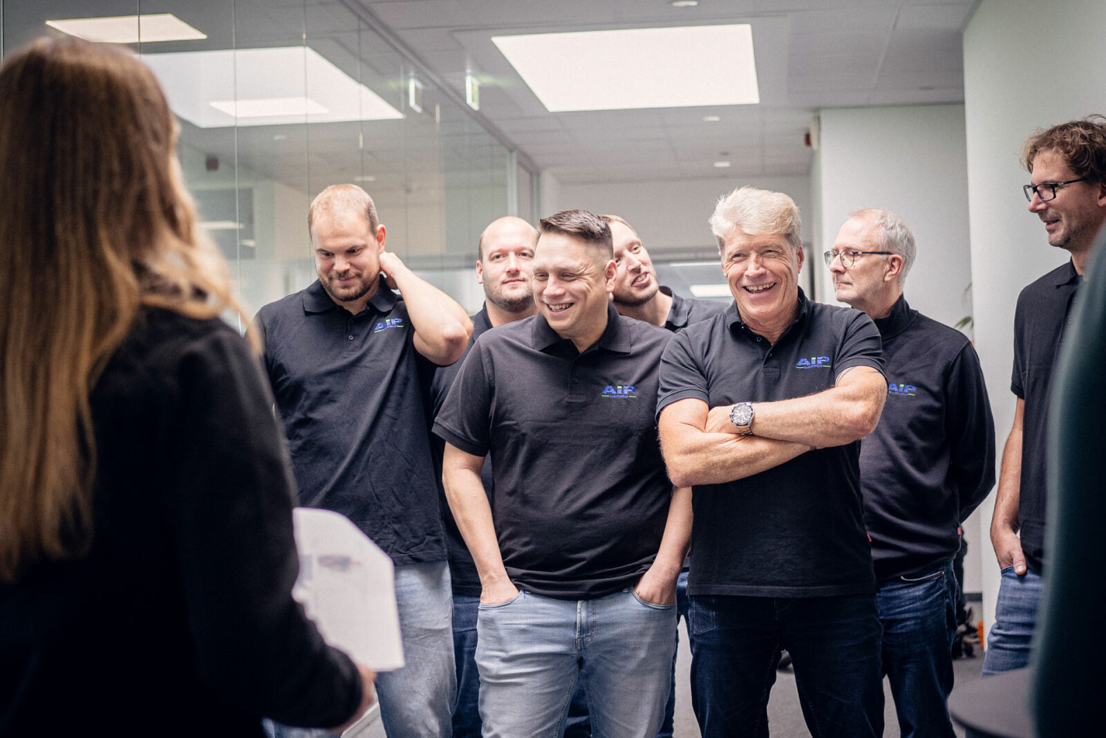 Einblick bei AIP: Kurze Runde in der Fertigung: das AIP-Team im Gespräch