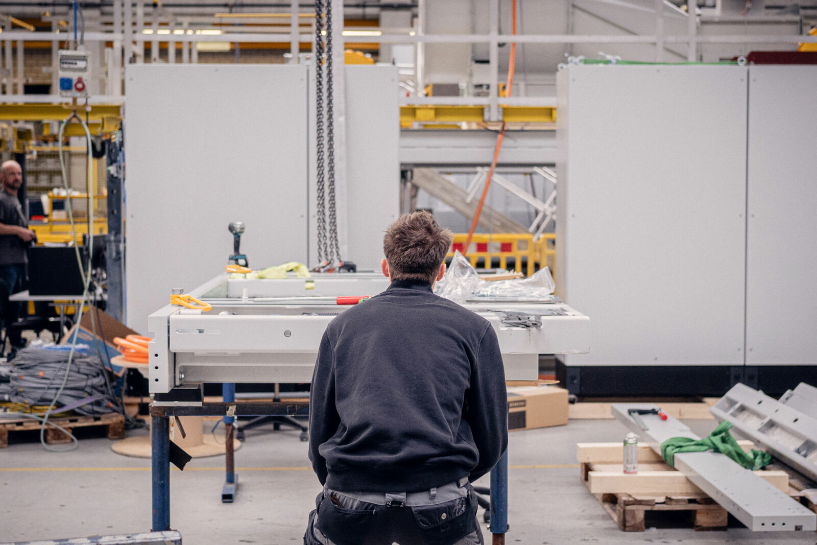 Einblick bei AIP: Feinarbeit an der Werkbank