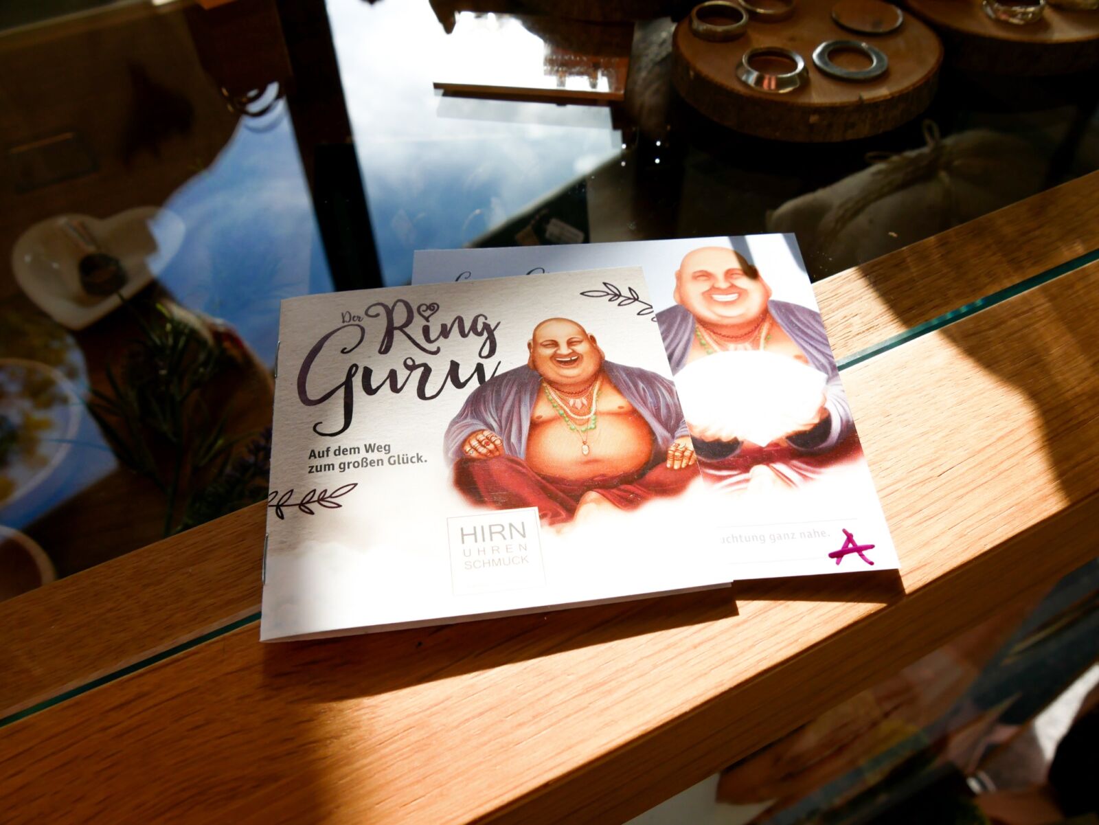 Zwei Ring-Guru-Broschüren auf der Glasvitrine der Goldschmiede Hirn.