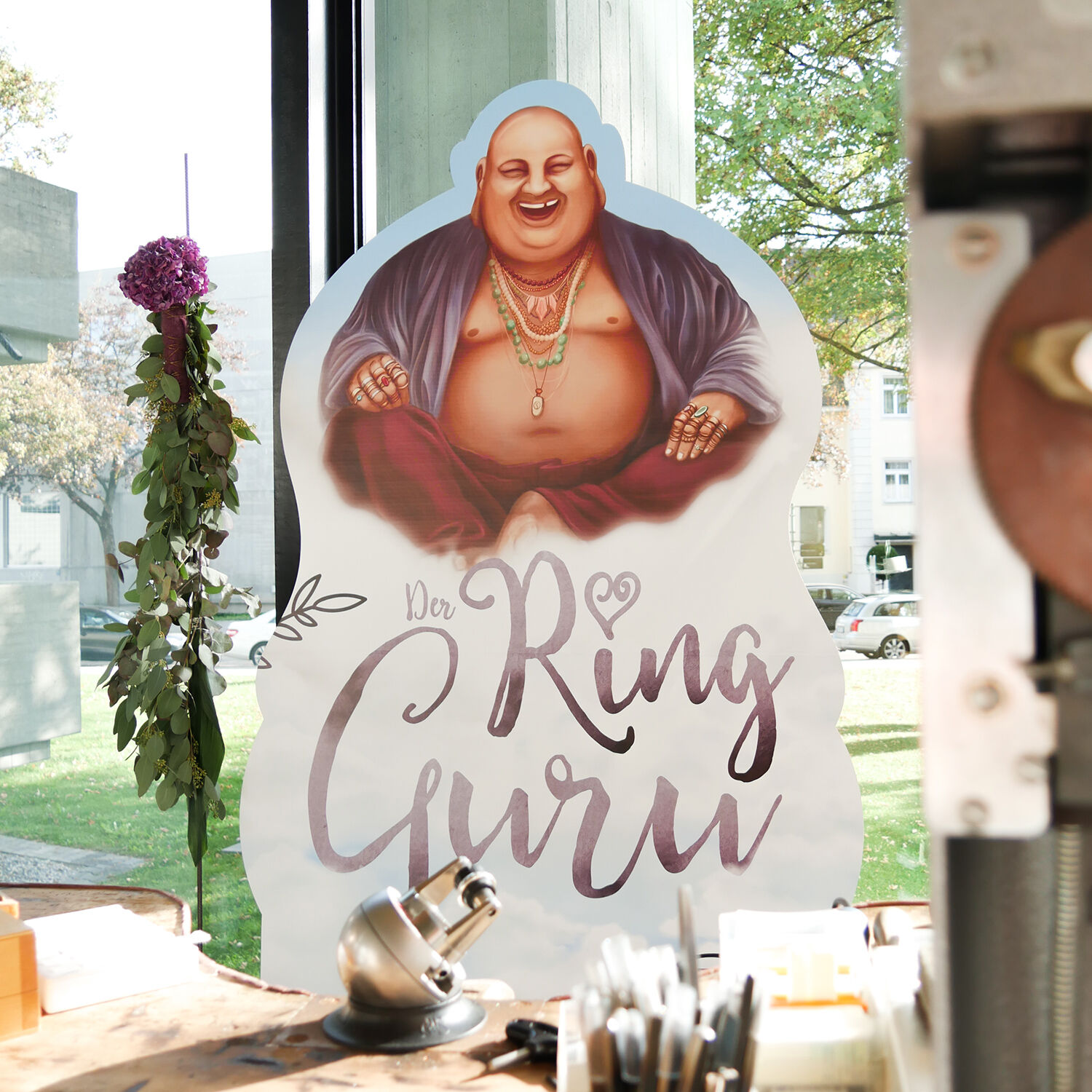Ausgestanzter Ring-Guru-Aufsteller im Schaufenster der Goldschmiede.