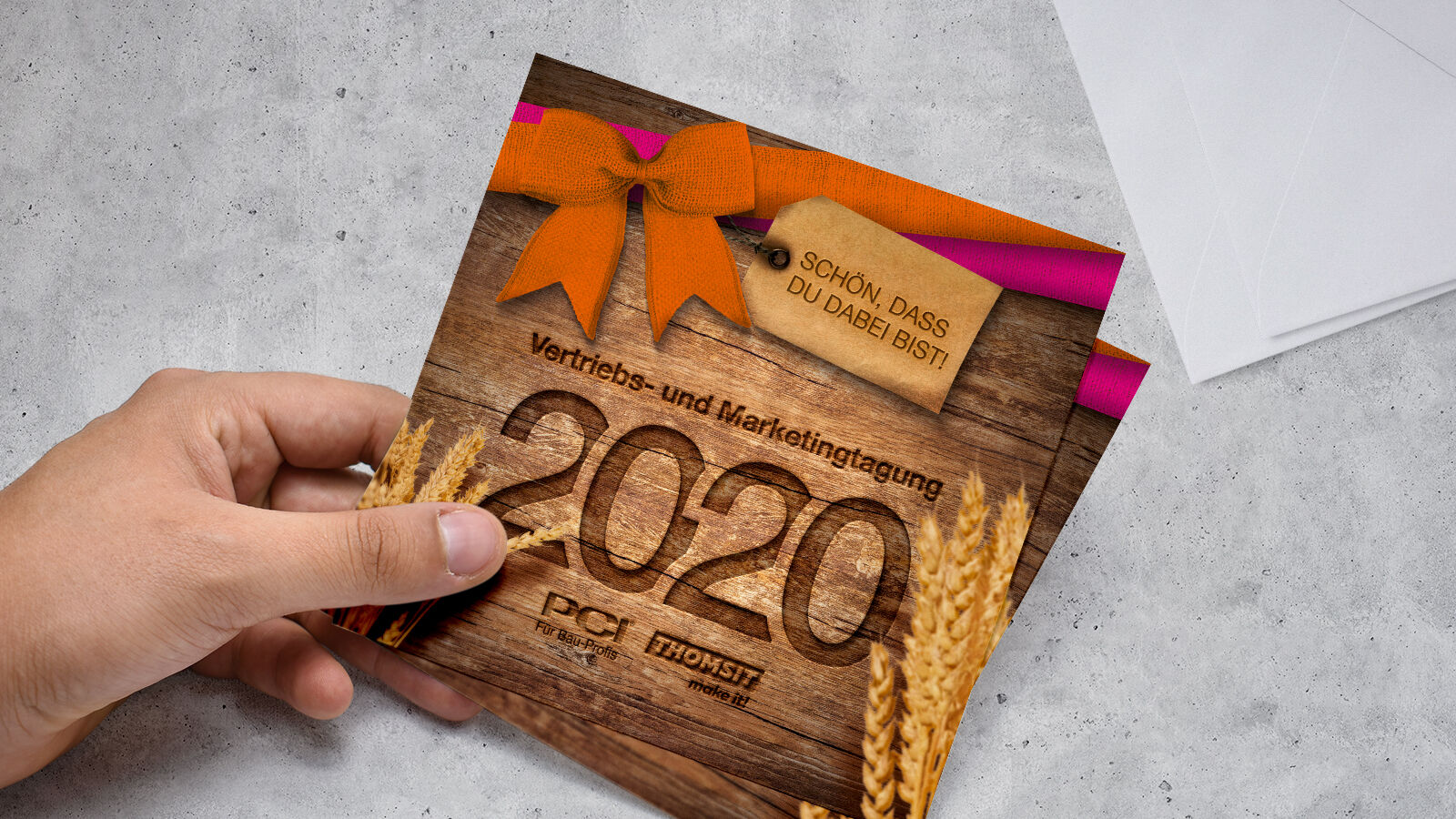 PCI & THOMSIT – Allgäu-Feeling ab dem Öffnen der Einladungen. Mit Bergwiesenheu, Brotzeit-Brettl & Messer und allen Infos zum Event.