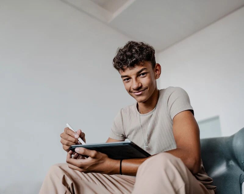 DRV Schwaben – Key Visual: junger Mann mit Tablet
