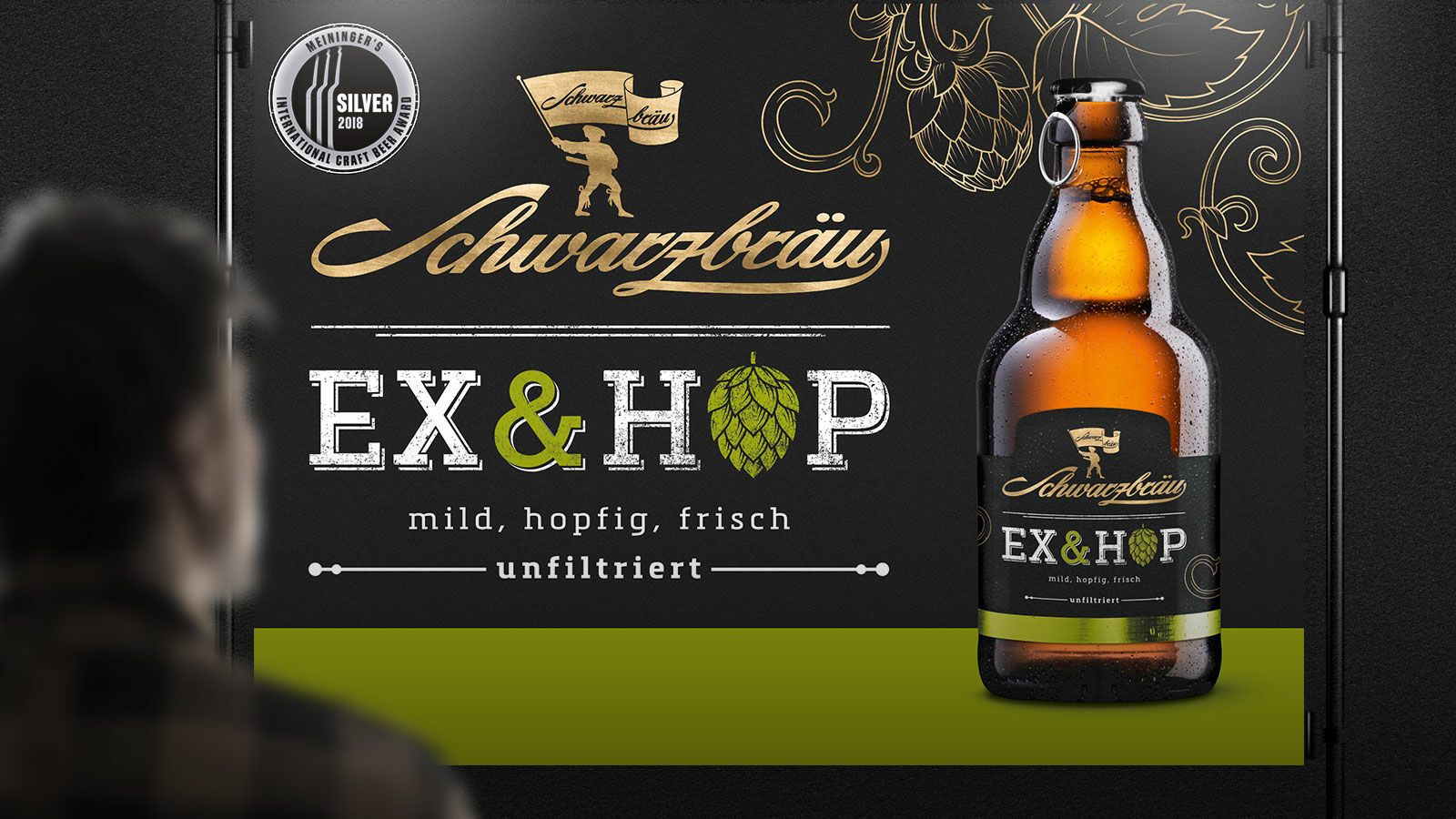 Ex-&-Hop-Plakat mit Flasche und dem Craft-Beer-Award in Silber, davor eine Betrachterin.
