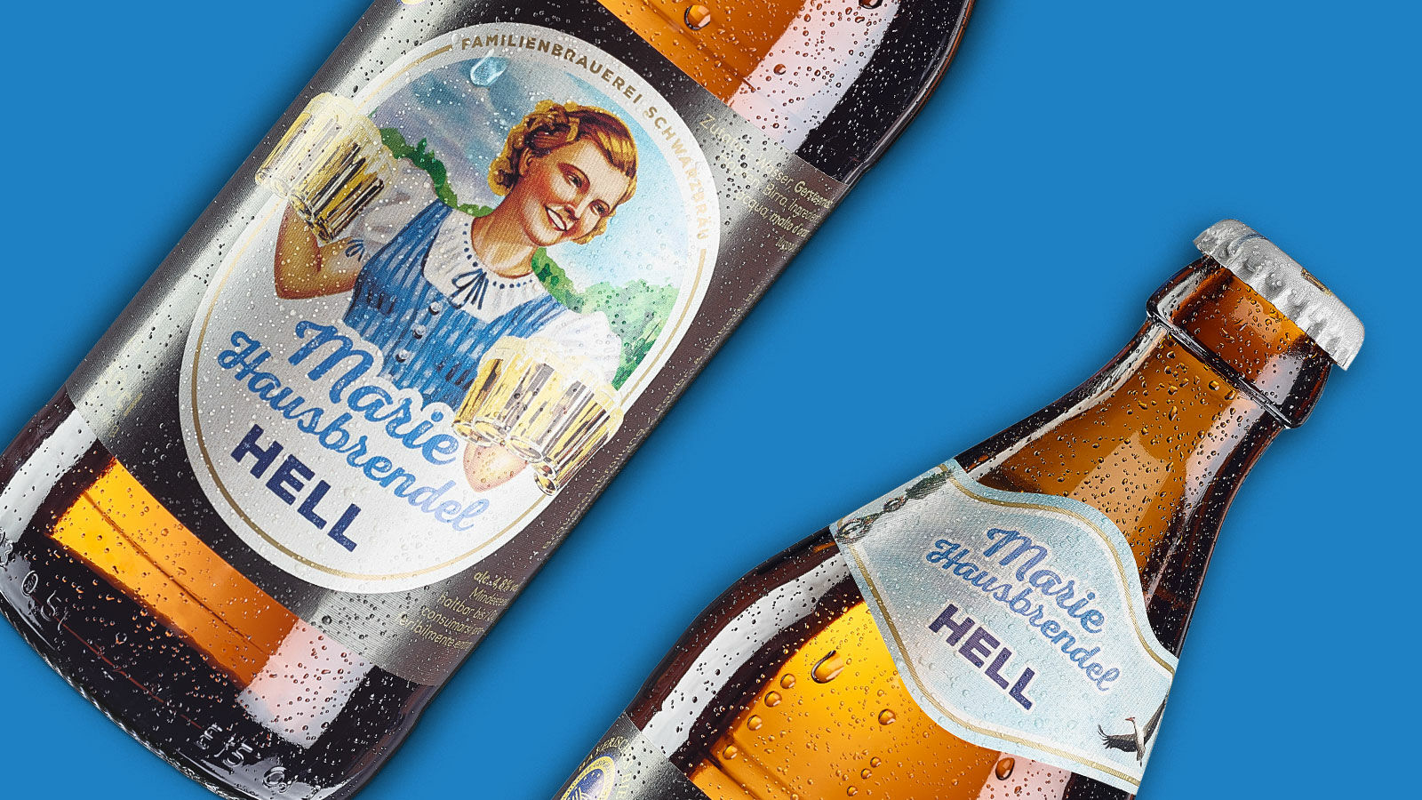 Zwei beschlagene Flaschen Marie Hausbrendel Hell mit Etikett und Halsschleife auf blauem Grund.