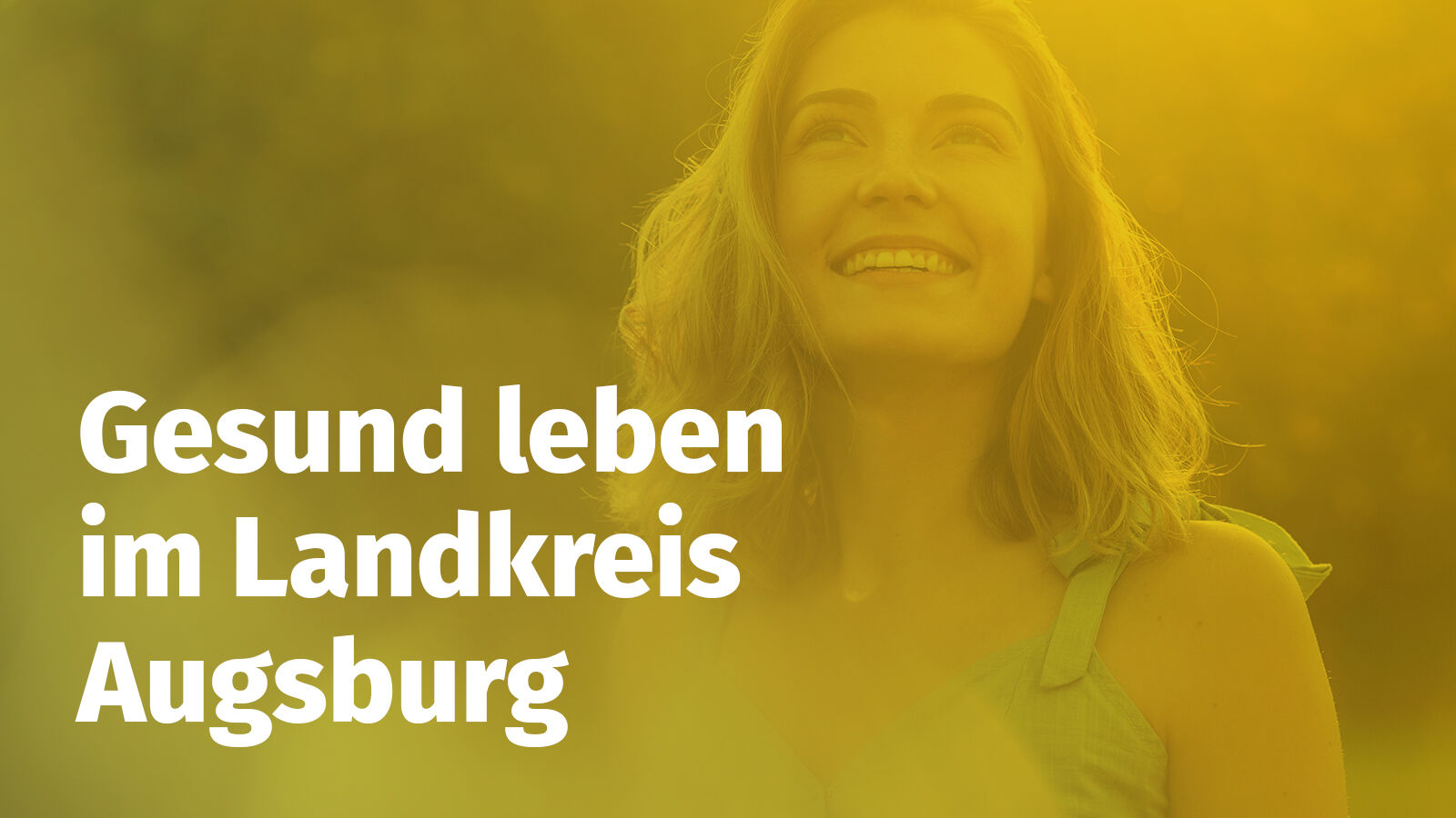 Kampagnenmotiv „Gesund leben im Landkreis Augsburg“: eine lachende Frau im Freien, gelb eingefärbt.