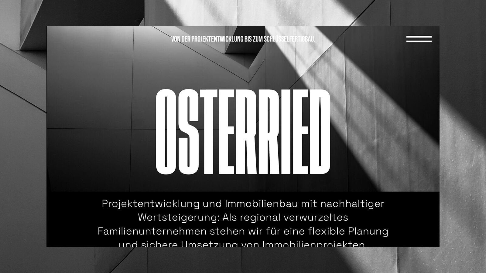 Startseite von osterried.immo: der Schriftzug OSTERRIED über einem Betonmotiv in Schwarzweiß.