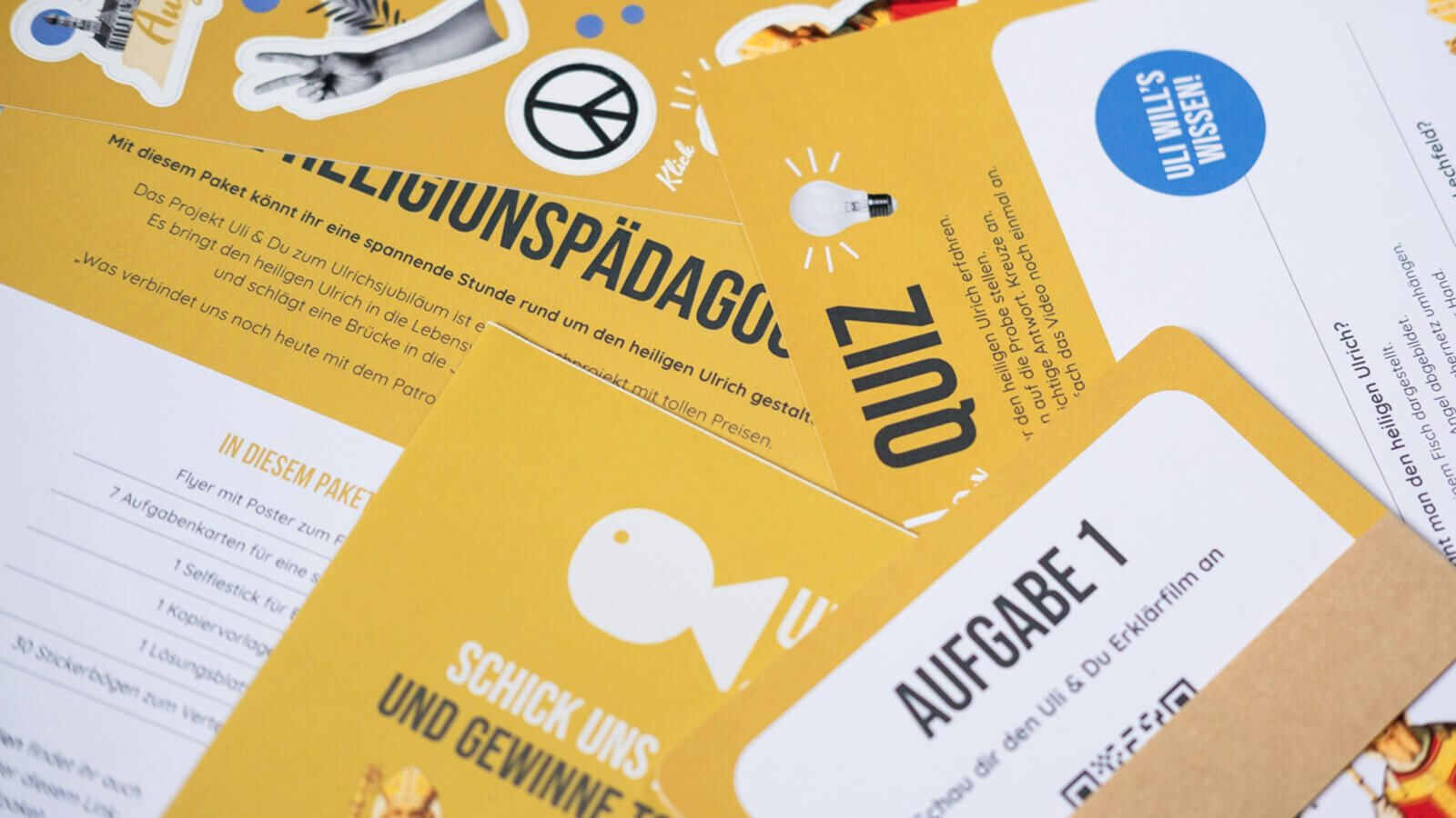 Aufgefächerte Materialien des religionspädagogischen Pakets von Uli & Du mit Quiz und Aufgabenkarten.