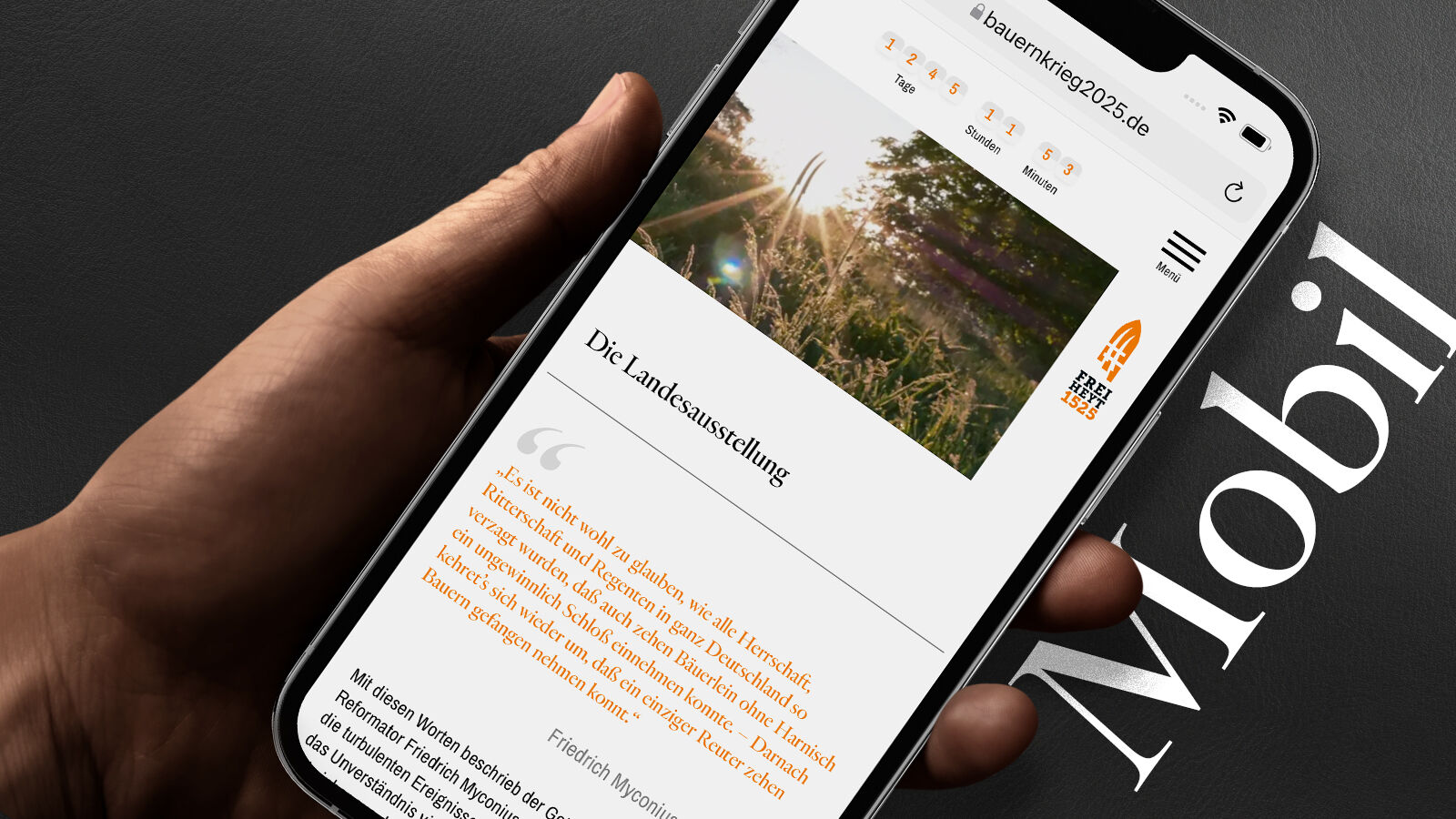 Eine Hand hält ein Smartphone mit der mobilen Website zur Landesausstellung freiheyt 1525 samt Countdown.